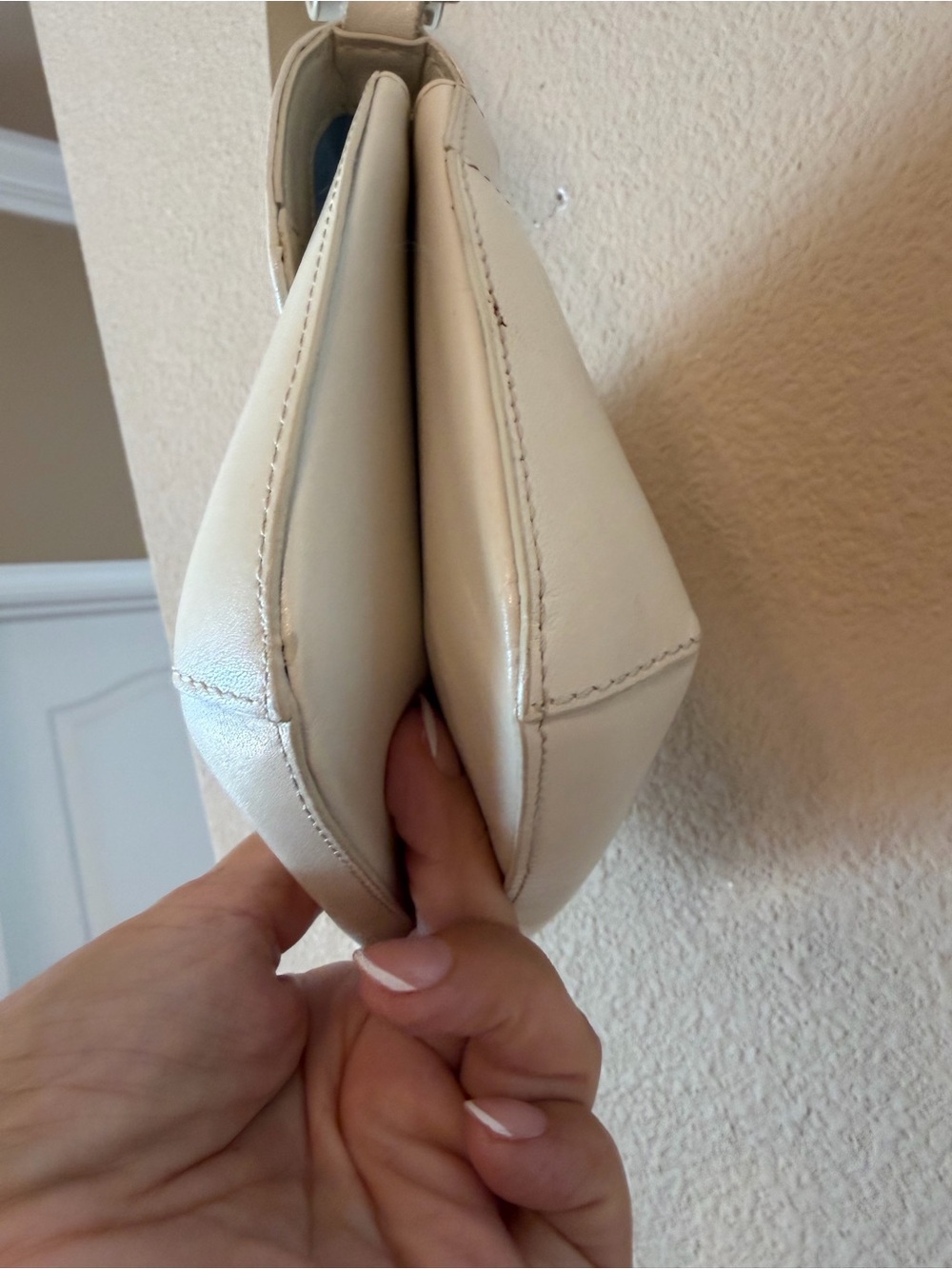 Hobo Leather Shoulder Bag in Cream - Picture 3 of 9